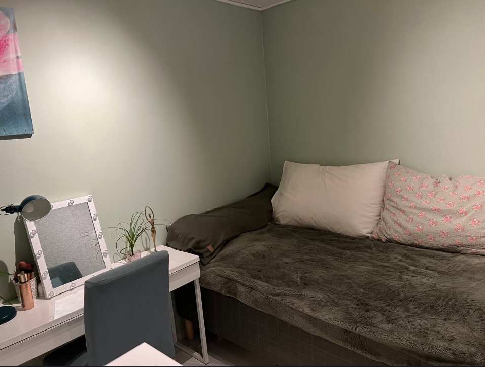 120 cm seng i sovealkove. Sovealkove er cirka 210 cm ganger 280 cm.